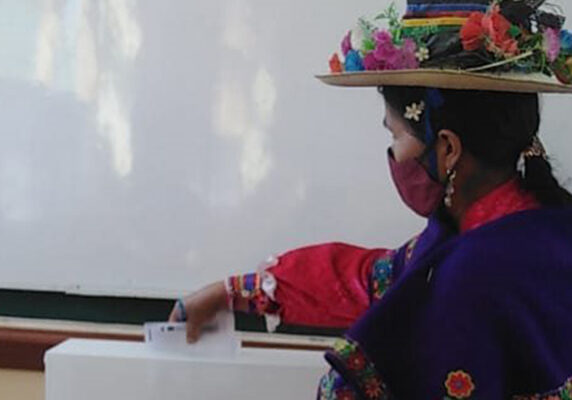 An Indigenous voter casts her ballot during Peru's 2021 elections. © National Office of Electoral Processes