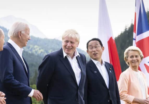 PHOTO CREDIT: FEDERAL GOVERNMENT/STEINS FRENCH PRESIDENT EMMANUEL MACRON, FEDERAL CHANCELLOR OLAF SCHOLZ, US PRESIDENT JOE BIDEN, BRITISH PRIME MINISTER BORIS JOHNSON, JAPANESE PRIME MINISTER FUMIO KISHIDA AND EUROPEAN COMMISSION PRESIDENT URSULA VON DER LEYEN WAIT FOR THE FAMILY PHOTO TO BE TAKEN.