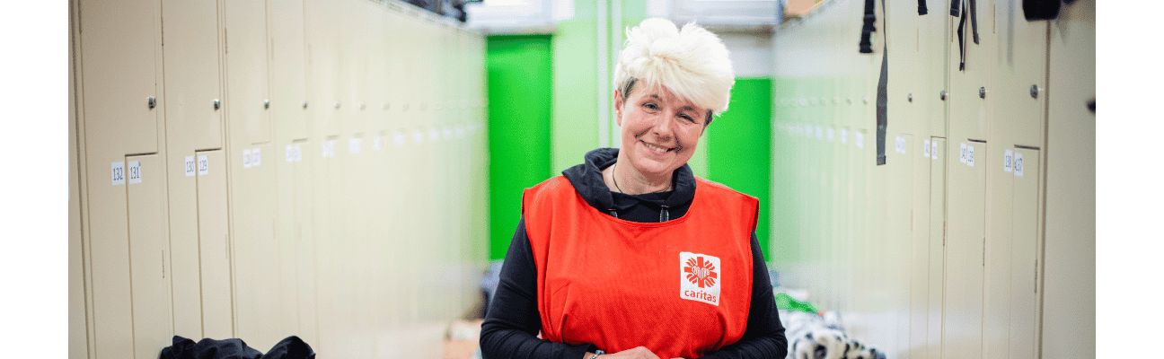 CARITAS COORDINATOR AGNJETSCHKA AT A REFUGEE SHELTER IN A SCHOOL GYM. CREDIT: CARITAS